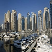 Дубай Марина се извисява с лодки на котва от Бил Йънг