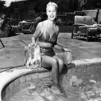 Барбара Пейтън се охлажда от нейния басейн августовски отпечатък за снимка