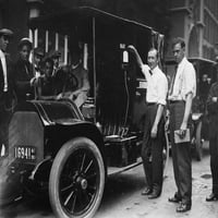 Бюрото за лицензи на кмета на Ню Йорк, осъждащо таксито след като на 1 август 1913 г. на 1 август 1913 г.